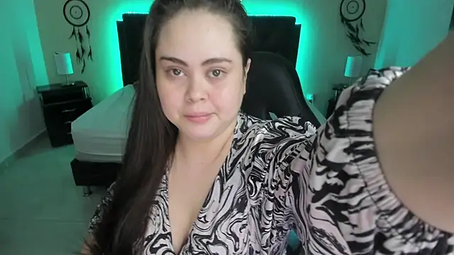 LolaVillalobos online show from November 23, 2025, 1:10 pm