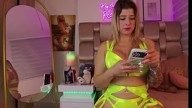 Snapshot of XXMILE chatting on November 18, 2025, 11:57 am XXMILE online show from November 18, 2025, 11:57 am