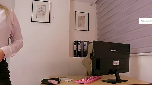 Snapshot of XXMILE chatting on November 9, 2025, 11:36 am XXMILE online show from November 9, 2025, 11:36 am