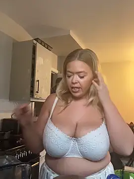 Snapshot of KaylaTrudi chatting on November 4, 2025, 10:41 am KaylaTrudi online show from November 4, 2025, 10:41 am