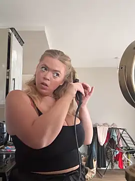 Snapshot of KaylaTrudi chatting on November 11, 2025, 10:21 am KaylaTrudi online show from November 11, 2025, 10:21 am