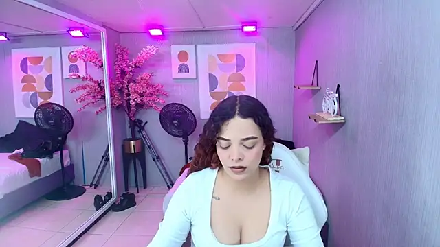 Maggy t18 online show from April 12, 2026, 3:32 am