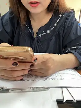 PhuongNhi21 online show from December 2, 2025, 1:28 am