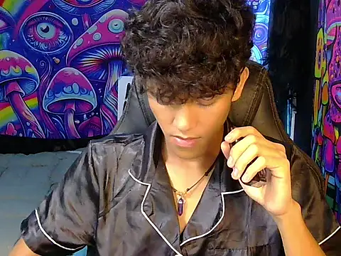 Snapshot of kenbigcockxx chatting on June 5, 2026, 6:35 pm kenbigcockxx online show from June 5, 2026, 6:35 pm