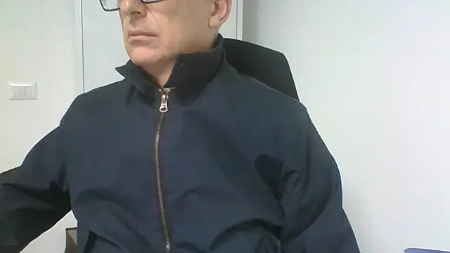 Snapshot of Sensor2000 chatting on December 18, 2025, 8:19 am Sensor2000 online show from December 18, 2025, 8:19 am