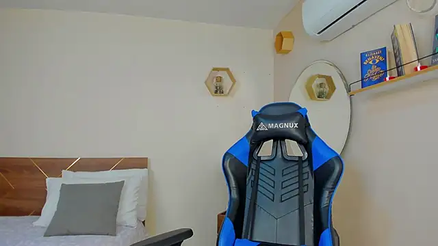 Keily-w online show from October 23, 2025, 9:57 pm