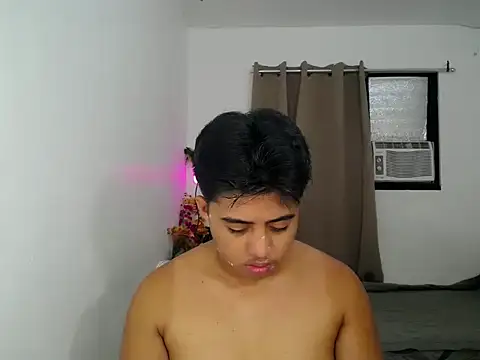 Snapshot of Hugecock2hundle_intown chatting on November 14, 2025, 1:37 pm Hugecock2hundle intown online show from November 14, 2025, 1:37 pm