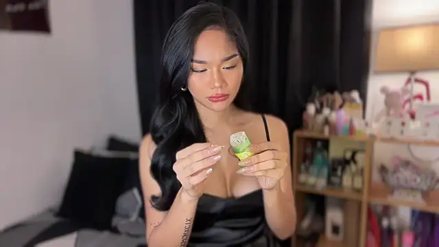 HoleeLaura online show from October 6, 2025, 12:17 pm