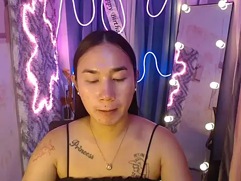 in yourdreamstarxx online show from December 3, 2025, 8:08 pm