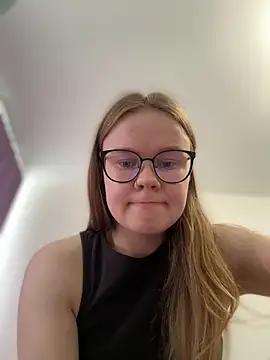 Snapshot of _CherryBloom_ chatting on June 27, 2026, 7:14 am CherryBloom online show from June 27, 2026, 7:14 am