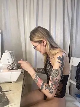 Snapshot of RosieBlossom chatting on October 29, 2025, 4:06 pm RosieBlossom online show from October 29, 2025, 4:06 pm