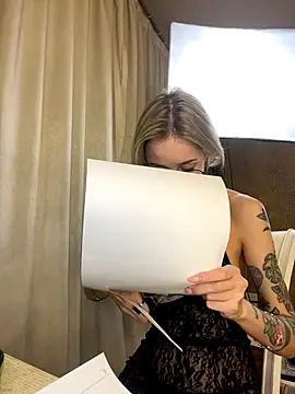 Snapshot of RosieBlossom chatting on November 13, 2025, 5:06 pm RosieBlossom online show from November 13, 2025, 5:06 pm