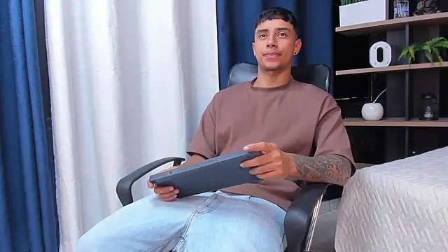 jaze bradley online show from November 27, 2025, 11:32 am