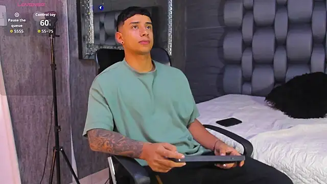 jaze bradley online show from November 11, 2025, 11:27 am