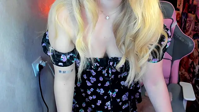 NicoleRiccii online show from December 13, 2025, 8:04 pm