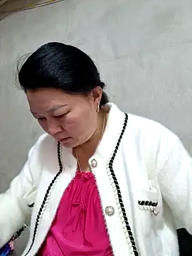 yoowwmr online show from November 24, 2025, 1:49 am