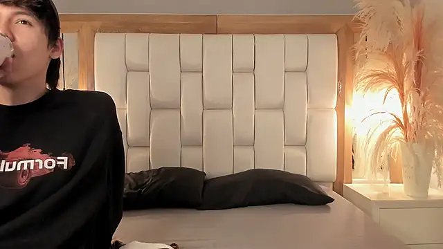 Snapshot of Daphne_And_Roger chatting on September 16, 2025, 11:33 am Daphne And Roger online show from September 16, 2025, 11:33 am