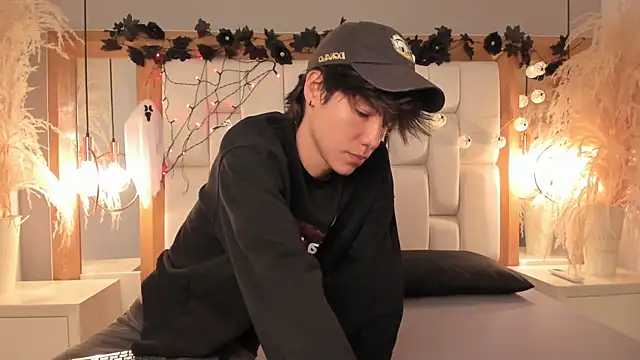 Snapshot of Daphne_And_Roger chatting on October 8, 2025, 11:12 am Daphne And Roger online show from October 8, 2025, 11:12 am