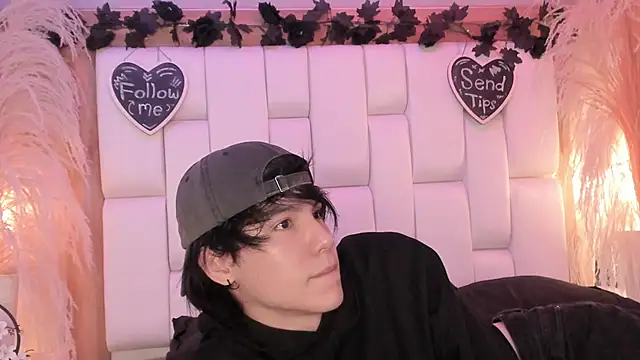 Daphne And Roger online show from April 15, 2026, 11:05 am