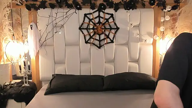 Snapshot of Daphne_And_Roger chatting on October 7, 2025, 11:33 am Daphne And Roger online show from October 7, 2025, 11:33 am