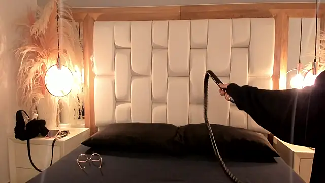 Snapshot of Daphne_And_Roger chatting on September 20, 2025, 11:37 am Daphne And Roger online show from September 20, 2025, 11:37 am