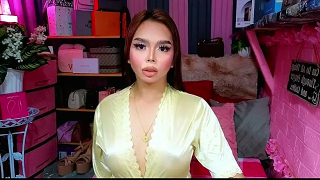 Snapshot of MoniqueCeleste chatting on November 15, 2025, 2:48 am MoniqueCeleste online show from November 15, 2025, 2:48 am