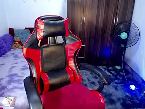 Urassiansweetcummer online show from April 7, 2026, 4:25 am