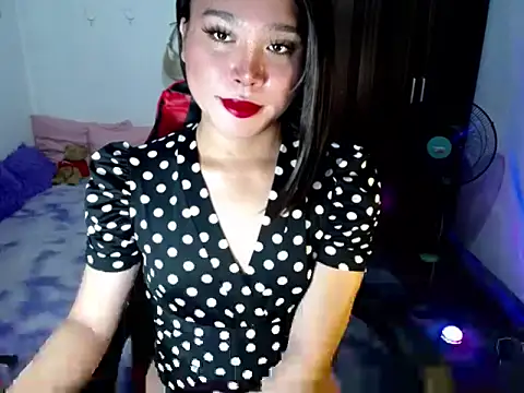 Snapshot of Urassiansweetcummer chatting on June 8, 2026, 2:06 pm Urassiansweetcummer online show from June 8, 2026, 2:06 pm