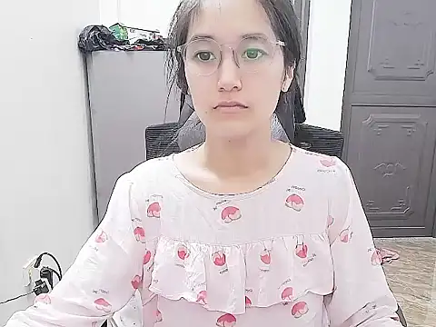 Shulee21 online show from October 6, 2025, 2:35 am