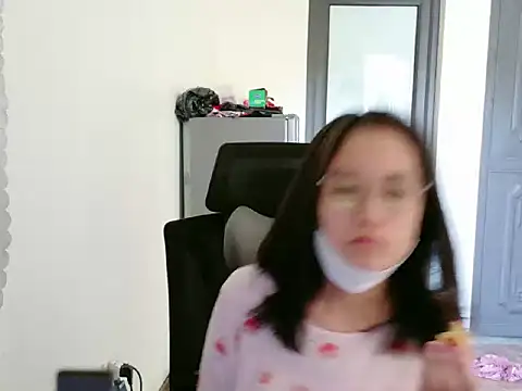 Shulee21 online show from October 2, 2025, 2:37 am