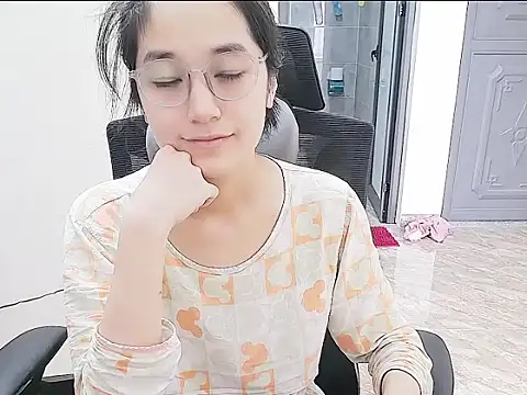 Shulee21 online show from October 1, 2025, 1:55 am