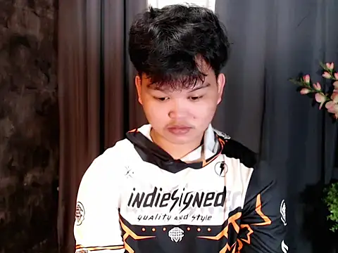 Reynelcock online show from October 3, 2025, 10:11 pm