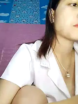 Snapshot of Heny_LT chatting on October 23, 2025, 2:32 am Heny LT online show from October 23, 2025, 2:32 am