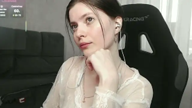 cute elfy  online show from March 7, 2026, 1:38 pm