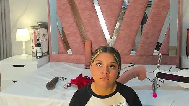 Wonderkloe  online show from February 11, 2026, 8:09 pm