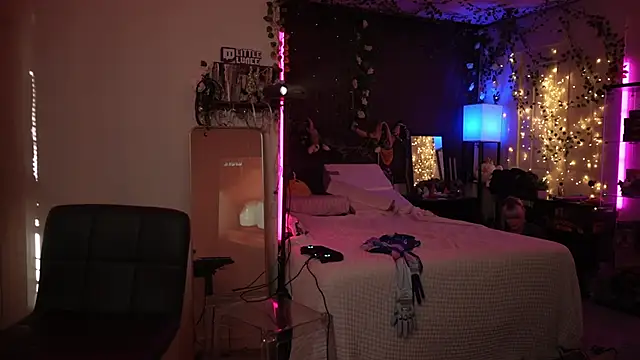 littlelune online show from September 28, 2025, 8:27 pm