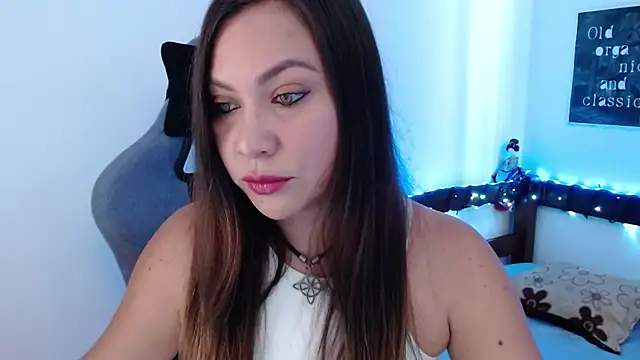 Snapshot of Luna-Gomez chatting on October 9, 2025, 5:02 pm Luna-Gomez online show from October 9, 2025, 5:02 pm