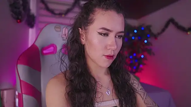 chloe moons  online show from December 18, 2025, 4:33 pm