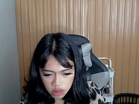 urcurlydiva online show from April 15, 2026, 5:13 am