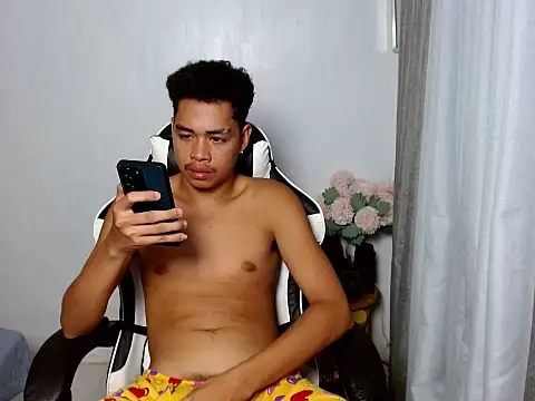 curlyasian njxx online show from April 22, 2026, 4:14 pm