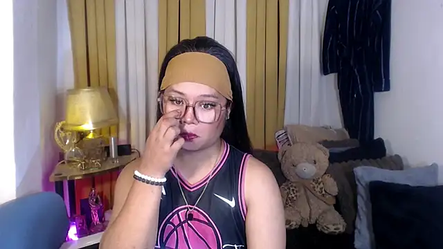 Snapshot of YourSweet-mich chatting on May 25, 2026, 4:01 am YourSweet-mich online show from May 25, 2026, 4:01 am
