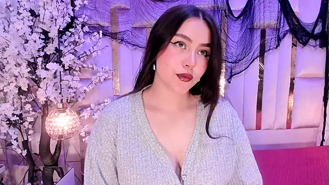 HannaCollins  online show from November 17, 2025, 1:04 pm