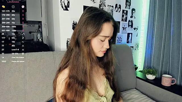 lovelyalivia online show from November 18, 2025, 9:23 am