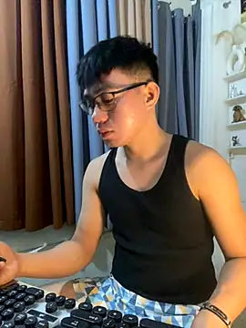 Snapshot of xshyboyx chatting on December 3, 2025, 12:04 pm xshyboyx online show from December 3, 2025, 12:04 pm