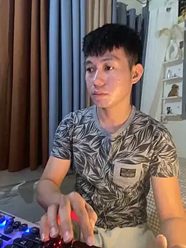 Snapshot of xshyboyx chatting on December 17, 2025, 6:18 am xshyboyx online show from December 17, 2025, 6:18 am