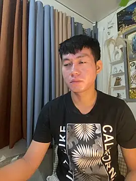 xshyboyx online show from February 5, 2026, 2:40 am