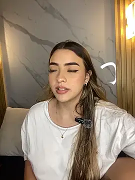 Snapshot of KYLIE_JONES6 chatting on October 27, 2025, 3:18 am KYLIE JONES6 online show from October 27, 2025, 3:18 am