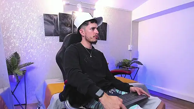 Snapshot of nils_saint chatting on November 26, 2025, 4:01 am nils saint online show from November 26, 2025, 4:01 am