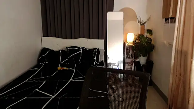 Snapshot of Ur_QueenCamilla chatting on November 11, 2025, 2:06 am Ur QueenCamilla online show from November 11, 2025, 2:06 am