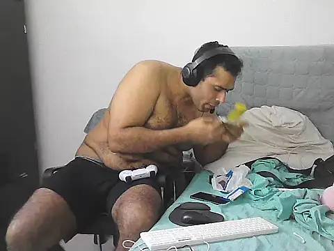 Snapshot of morenocabro10 chatting on April 22, 2026, 5:14 am morenocabro10 online show from April 22, 2026, 5:14 am
